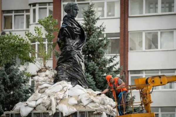 Розконсервація у Києві: 30 липня стартував демонтаж захисту біля пам’ятника Лесі Українці