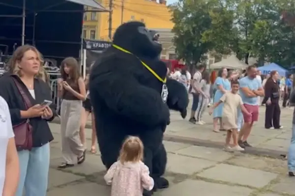 У Чернівцях маскот мережі вейп-шопів Vandal — горила — активно взаємодіяв із дітьми на сімейному