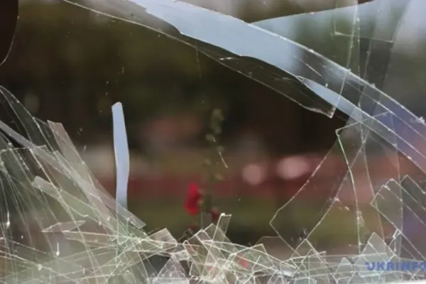 У Києві 13 жовтня уламки дрона впали на двоповерховий будинок у Дарницькому районі